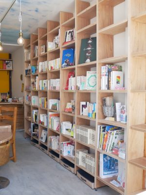 「ひと棚店主」は本以外に雑貨なども販売可能。1ヶ月3,300円で2ヶ月単位で借りることができる