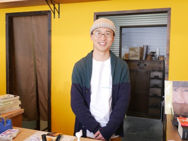 本を借りられる、買える「私設図書館もん」。本とコーヒーカップ、テーブルをモチーフにしたロゴが目印