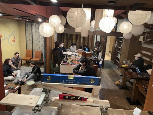 スタジオではアーティストが思い思いの場所、好みの時間に打ち合わせや制作活動などを行っている（撮影／加藤甫）