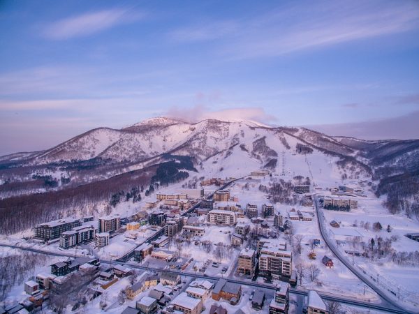 多くの高級コンドミニアムなどが立ち並ぶニセコ観光圏の中心地・ヒラフエリア（Ⓒ俱知安観光協会）