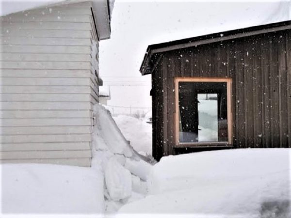 筆者が経営するゲストハウスのタイニーハウス。しばらく注意を怠ると、屋根の雪が滑り落ちるリスクがある