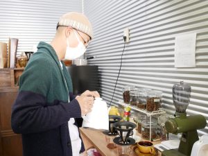 土山さんのスペシャルティコーヒーを飲みながら、じっくり本に向き合うもよし、語らうもよし