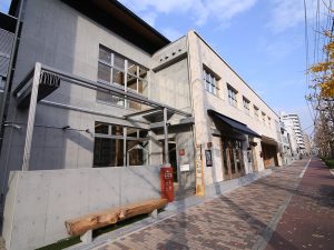 もともとこの近くにあった銀杏の巨木から作ったベンチを置くなど、地元の歴史も受け継いでいる　提供：大垣書店