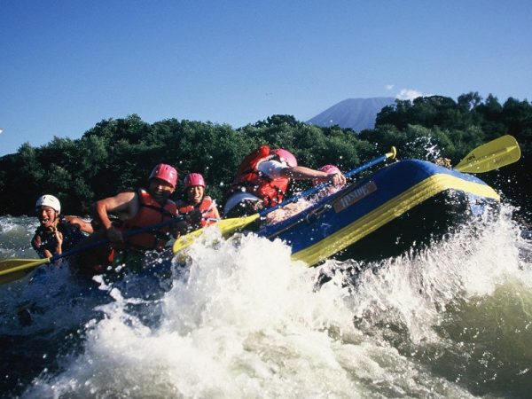 日本人観光客が多い夏場は、ラフティングなど大自然を生かしたアクティビティが人気