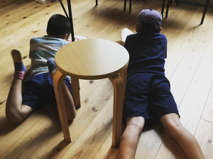 旅で出合った私設図書館が転機に。手始めに「ニシヤマナガヤ」で出張私設図書館をスタートさせることにした土山さん。写真はそのときの子どもたちの様子