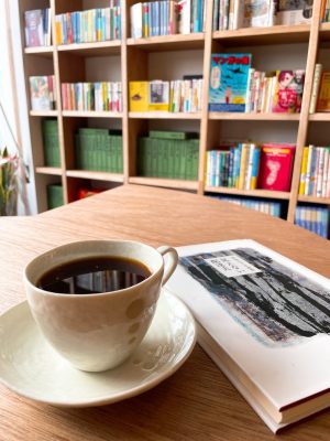 「ひと棚店主」は本以外に雑貨なども販売可能。1ヶ月3,300円で2ヶ月単位で借りることができる