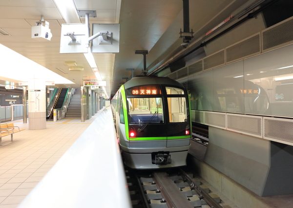 福岡県福岡市の福岡博多5-21（祇園駅170ｍ）は18.0％上昇。令和5（2023）年3月に地下鉄七隈線の延伸で設置される新駅「櫛田神社前駅」周辺は地価の向上が継続している。写真は福岡市地下鉄七隈線