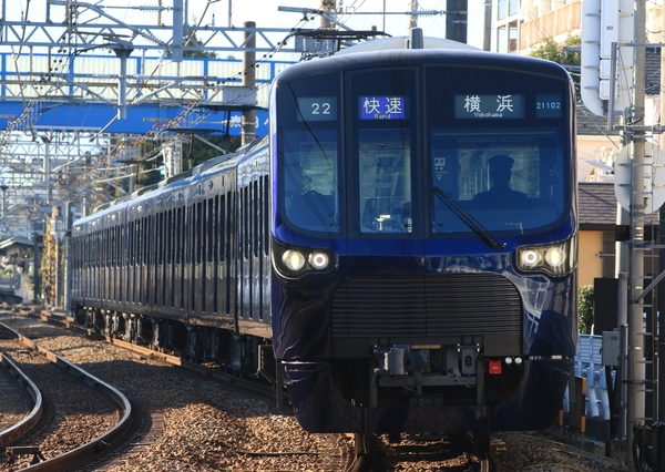 2015年に、グループ100周年と都心相互直通運転に向けて「デザインブランドアッププロジェクト」が始動。車両デザインも「YOKOHAMA NAVYBLUE（ヨコハマネイビーブルー）」をまとうデザインに一新された