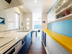 ジオポンティのタイルを主役に地中海リゾート風のインテリアにリフォームをしたリゾートマンション。奥の大きな窓から海が見える（第7回トクラス選手権 マンションリフォーム部門審査員特別賞/設計・施工：有限会社ノイエピナコテーク）