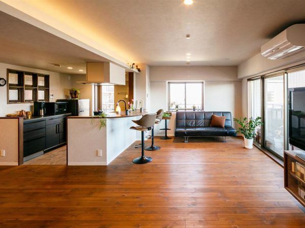 ジオポンティのタイルを主役に地中海リゾート風のインテリアにリフォームをしたリゾートマンション。奥の大きな窓から海が見える（第7回トクラス選手権 マンションリフォーム部門審査員特別賞/設計・施工：有限会社ノイエピナコテーク）