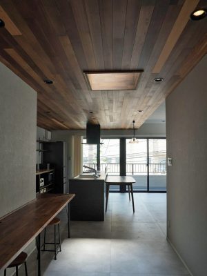 LDKとベランダを楽しむ暮らしがコンセプト。廊下からベランダへのびるレッドシダーの天井が印象的な一戸建てリフォーム（第8回トクラス選手権 エリア賞/設計・施工：株式会社seek freeplanning）