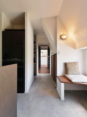 キッチン横から、寝室、ウォークスルークローゼットへ抜ける裏動線。右手に見えるのは窓に面したくつろぎの空間のヌック。豊かな暮らしを感じさせる空間だ