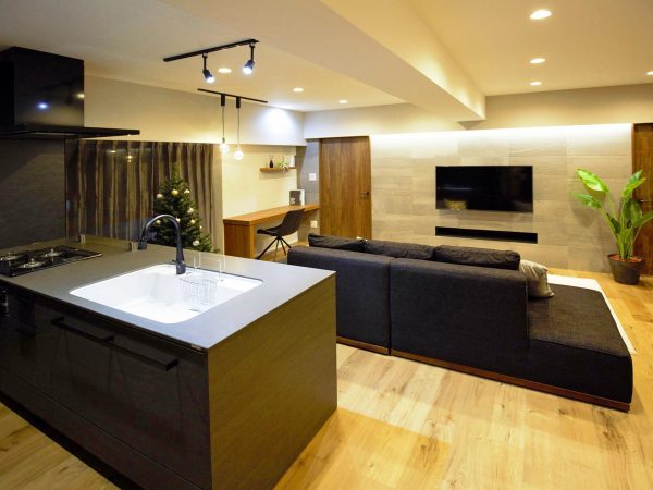 LDKとベランダを楽しむ暮らしがコンセプト。廊下からベランダへのびるレッドシダーの天井が印象的な一戸建てリフォーム（第8回トクラス選手権 エリア賞/設計・施工：株式会社seek freeplanning）