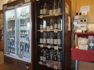 販売コーナーがあり、自社の有機ワインが並んでいる