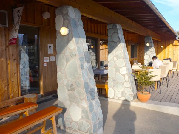 ワイナリー併設のレストランは、屋外での飲食が楽しめる