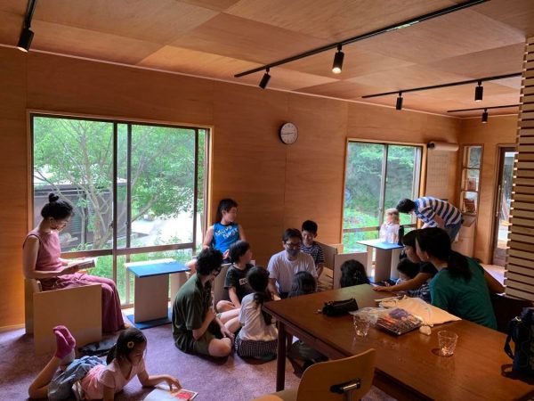 図書館には大人と子どもが一緒に集まることも。窓際の椅子とテーブルは太地さんのデザイン。２つは同一の形状で、テーブルを横に倒すと椅子になる仕組み