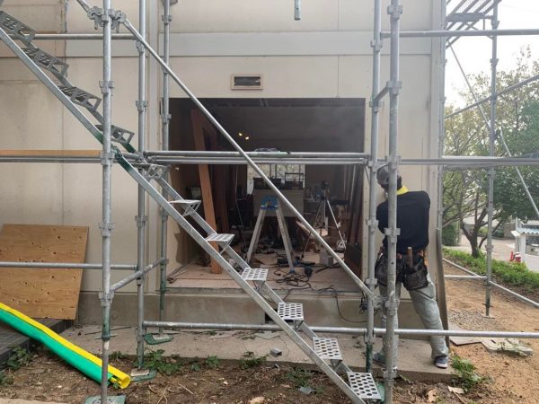 以前の建物の様子。外壁やバルコニー周辺の劣化が目立っていたという