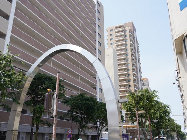 再開発事業で広小路通り沿いにできたマンションは5棟。左手前が最も早くできたマンション「アルバックス広小路」、その奥に見えるマンションは「ビューシエル広小路」