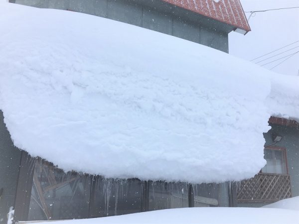 筆者が経営するゲストハウスのタイニーハウス。しばらく注意を怠ると、屋根の雪が滑り落ちるリスクがある