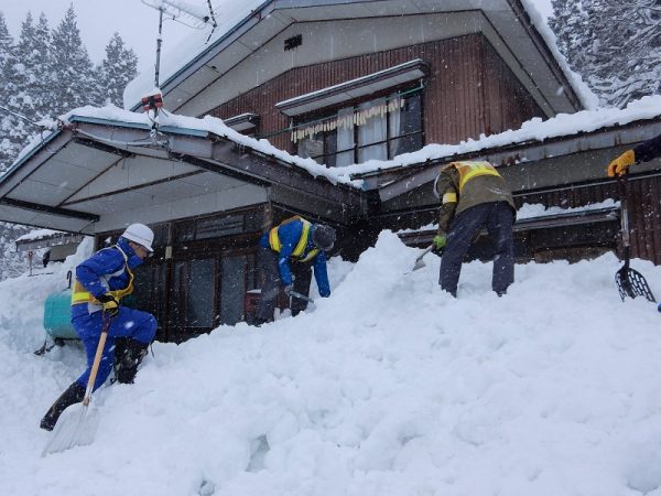 筆者が経営するゲストハウスのタイニーハウス。しばらく注意を怠ると、屋根の雪が滑り落ちるリスクがある