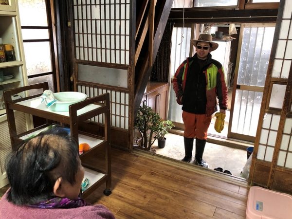除雪作業の傍ら、上野村の「ほっと休憩所」を訪れるボランティア