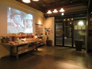 大阪・上本町の築60年近いオフィスビルを改装し、1階を地域に開かれた場所に。地域の人たちが先生になった講座や、来た人が互いを楽しませる角打ちイベントなども実施し、地域の人が出てきて交じり合う場となった。