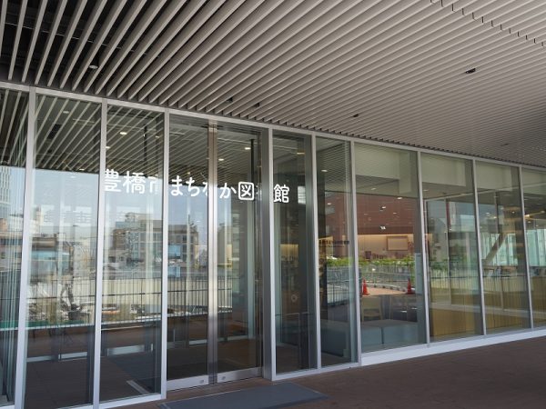 「emCAMPUS」東棟。1階にはフードホールとショップ、2・3階に市立図書館、4・5階にはオフィスや市役所の市民課窓口など行政機関、大学のサテライトオフィスなど、6～24階は分譲マンション、低層棟の屋上にはマンション居住者向け共有スペースとして農園を整備した。右側の工事中のところが西棟になる。また、「emCAMPUS」と駅前大通を挟んだ北側、2020年に閉店した「ほの国百貨店」の跡地も再開発でマンションなどが入る大規模施設を予定した工事が進行中