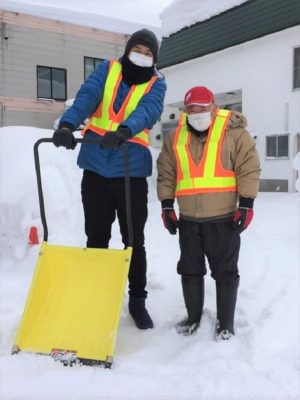 北海道小樽市内で活動する、「日本スポーツ雪かき連盟」の学生ら