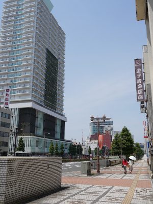 豊橋駅西口で進行中のマンション工事の様子