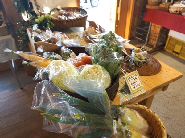 現在、武蔵ワイナリーでは近隣の農家から託されて、有機野菜を販売している