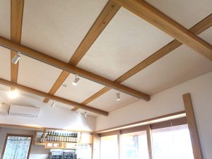 天井には地元産の白い和紙を利用