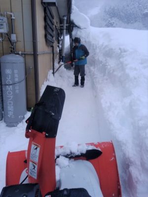 住宅の周囲を除雪する、水上町のボランティア