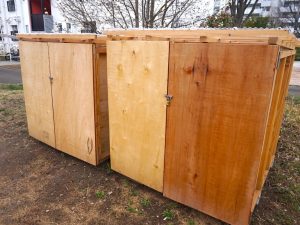 庭に並ぶシェアコンポスト