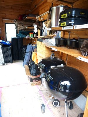 住民が無料で利用できるバーベキューセットが庭の倉庫に置かれている。ダッチオーブンもあり、充実した装備だ