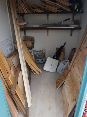 余った材料が倉庫に置かれていて、住人は無料で使用できる