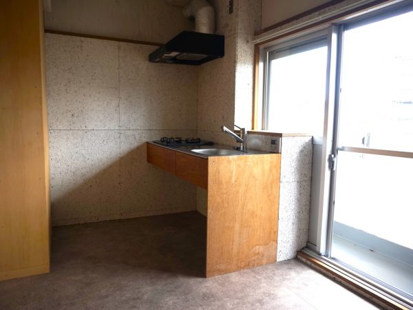 敷地を利用したシェア農園も備えている。アクセントとしてオレンジや黄色を加え楽しい雰囲気を感じる