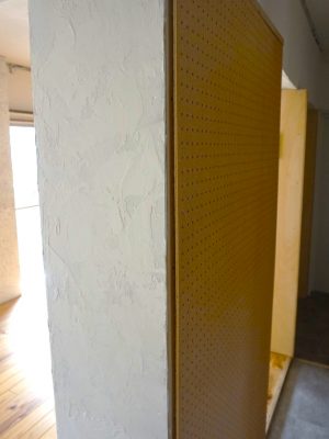 住人が許可を取って壁に白い漆喰を塗った