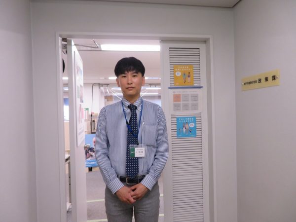 神戸市建築住宅局政策課の空家空地活用担当課長、和淵大さん（写真：介川亜紀）