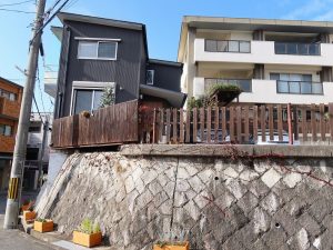 左側の一戸建てが新築した部分。土地に余裕があり、容積率を使い切っていなかったからできたことだ