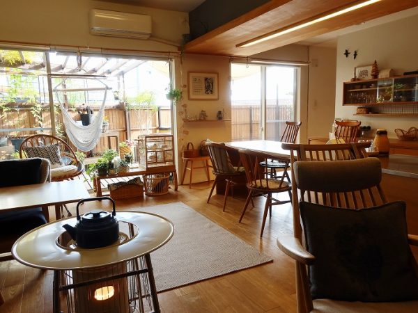 玄関を入ったところは細長い土間。リビングとの間には窓も。かっこいい