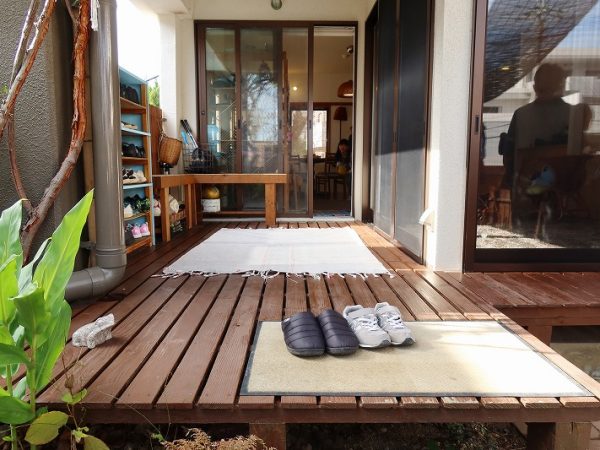 玄関を入ったところは細長い土間。リビングとの間には窓も。かっこいい