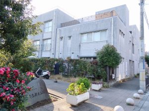 せせらぎのある公園に面して立つネイキッドスクエア