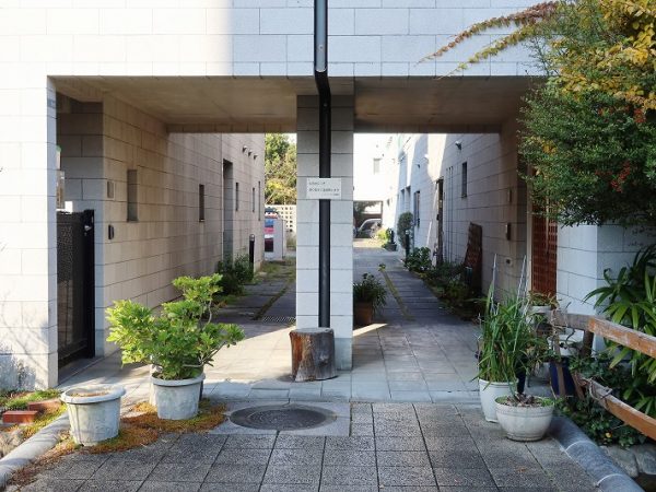 せせらぎのある公園に面して立つネイキッドスクエア