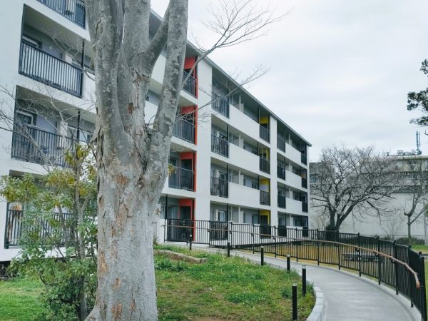 団地をまるごとリノベーションした「いろどりの杜」。制約条件により建て替えの難しかった2棟の既存住棟を、周辺地域のコミュニティの活性化させる賃貸住宅へと再生。若い世代を中心に人気になっている。