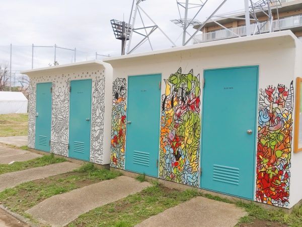 住民が無料で利用できるバーベキューセットが庭の倉庫に置かれている。ダッチオーブンもあり、充実した装備だ