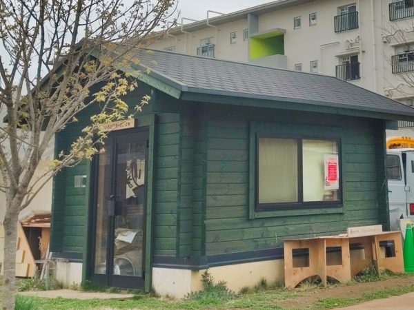 住人が許可を取って壁に白い漆喰を塗った