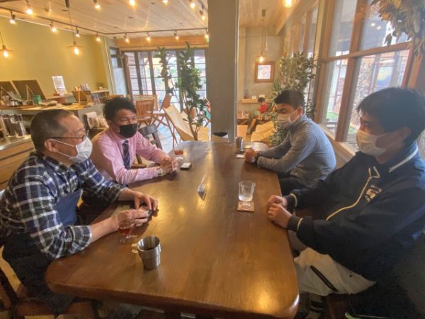 小岱山で行ったハイキングツアーの様子。右上の写真は、荒尾の街並みの向こうに有明海の絶景が見渡せる「唐渡岩」</br>（写真提供：のあそびlabo）