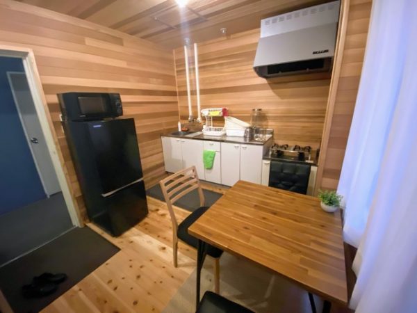 左上／星田さんがリノベした3階の通称「山小屋シアタールーム」。床･壁･天井材はすべてヒノキ。400枚にも及ぶ材料を、すべて1人でヤスリがけしたという。木に包まれた雰囲気が人気で、レンタルスペースとしてよく利用されている。「いろんな人に使ってもらえるのはうれしいですね」と星田さん　右上／村田さんデザインの206号室。角部屋で、ホテルとは思えない開放感がある。テーマカラーはモスグリーンで、窓に面した一枚板のカウンターテーブルが特長　左下／中村さんが親子でDIYした205号室。クラウディブルーが基調で、窓にもデザインを施したシックなインテリア　右下／202号室は、DIYに挑戦したいと参加してくれた主婦の作品。2×4材を中心としたアメリカンな空間になっている（左上を除く3点の写真提供：のあそびlabo）