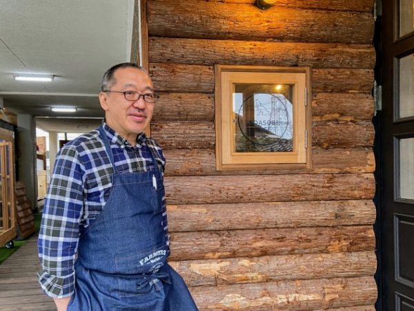 「のあそびlodge」外観。DIYは駐車場だった場所にウッドデッキをつくることから始まった。材料は使い古しの足場板