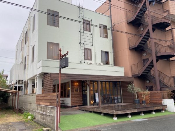 「のあそびlodge」外観。DIYは駐車場だった場所にウッドデッキをつくることから始まった。材料は使い古しの足場板